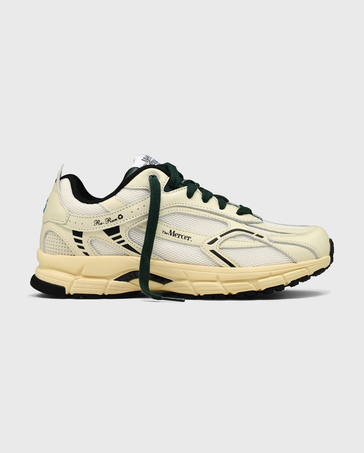 Off-white sneakers met zwarte hiel en groene veters, dikke rubberzool