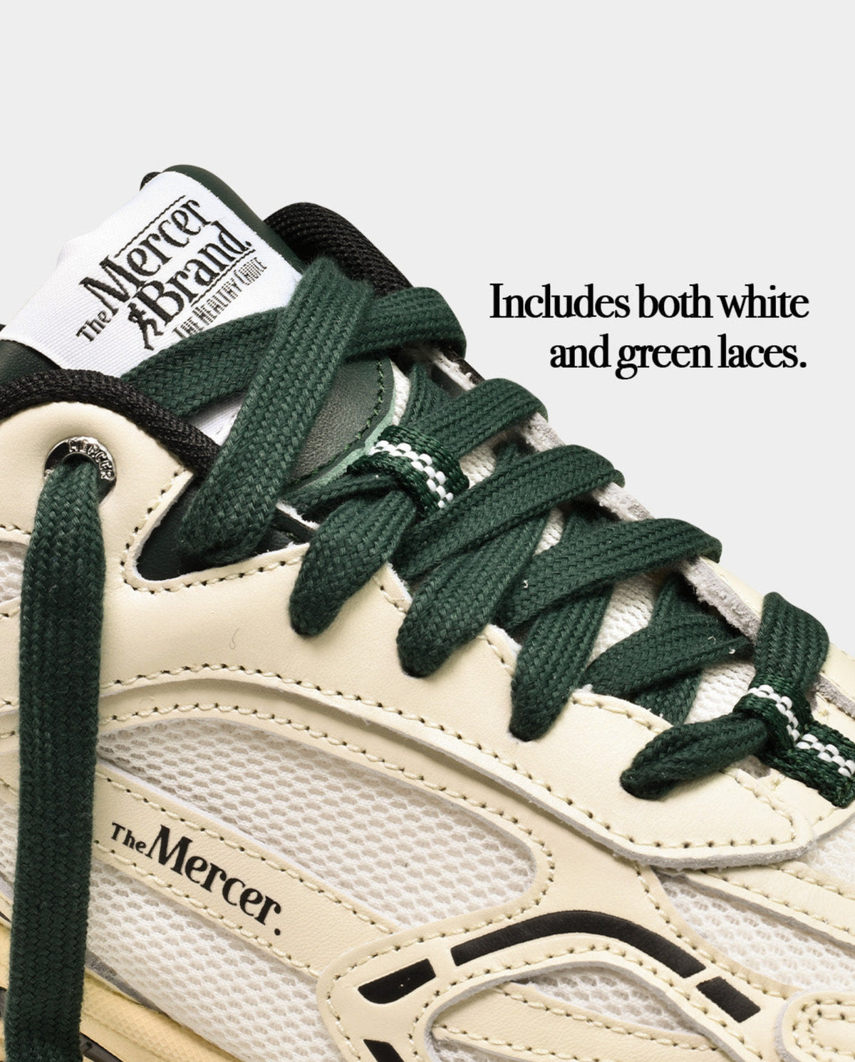 Off-white sneaker met groene veters en merkopdruk op tong en zijpaneel