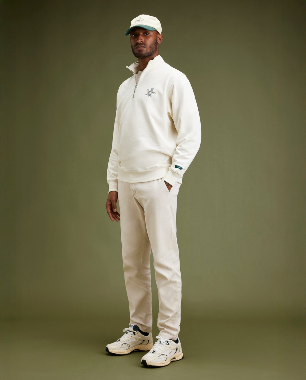 Witte sneakers met groene veters en zwarte hielkraag, dikke loopzool