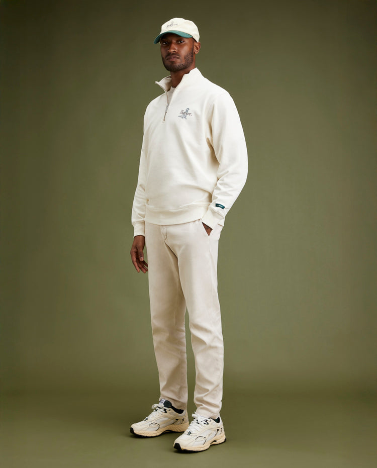 Witte sneakers met groene veters en zwarte hielkraag, dikke loopzool