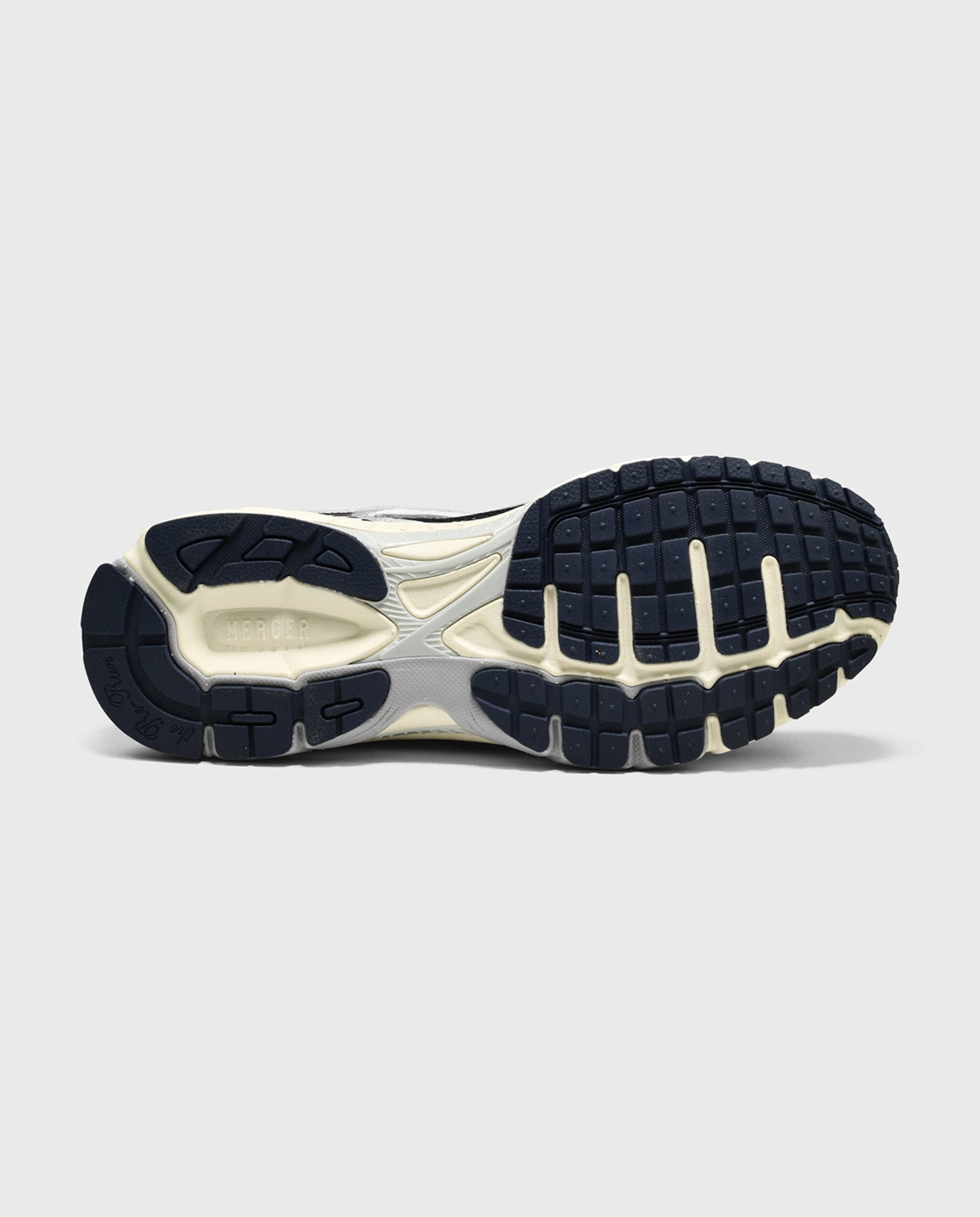 Witte sneakerzool met donkerblauw rubberprofiel en licht middenstuk