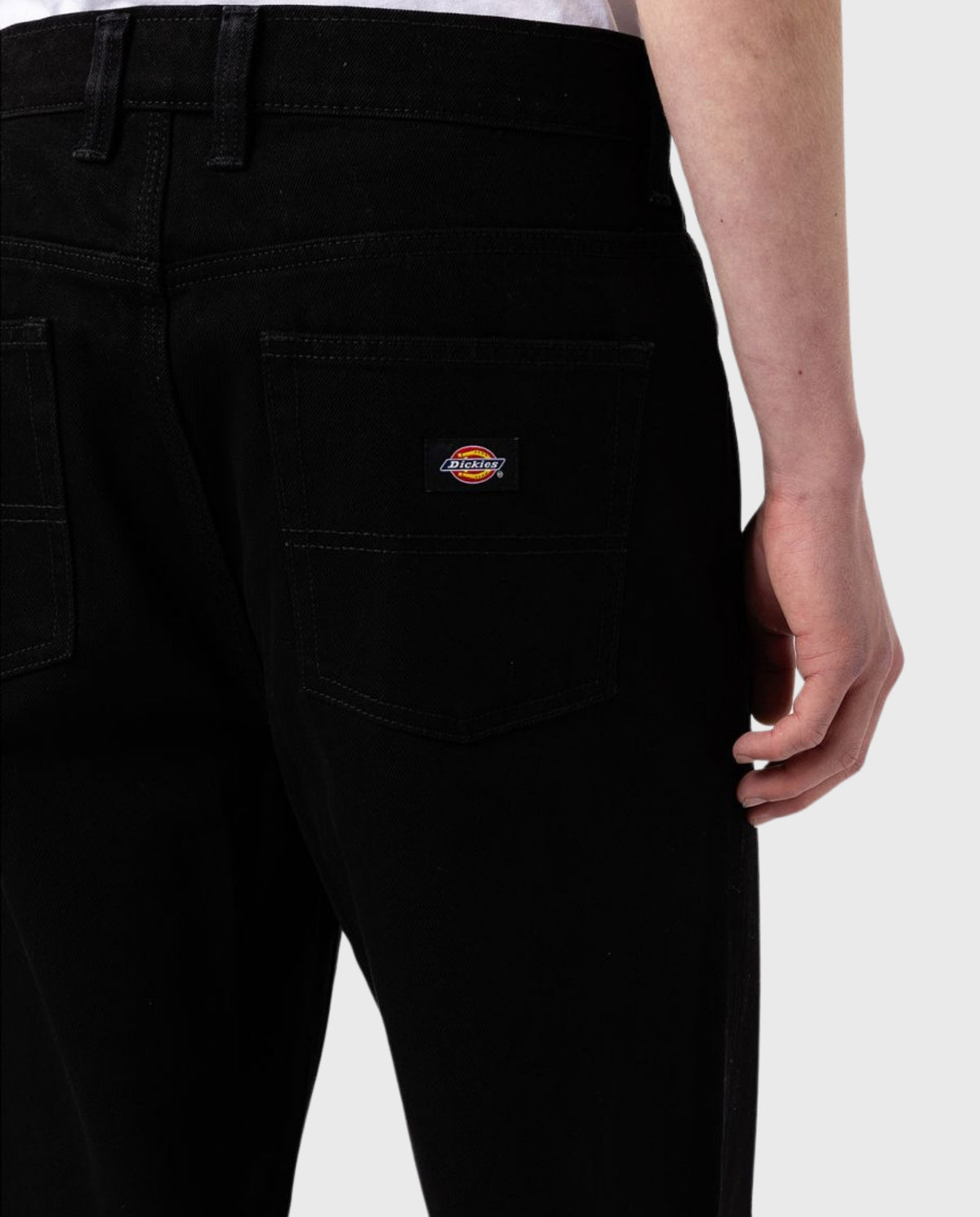 Zwarte denim jeans, achterzak met Thomasville logo patch en stiksels