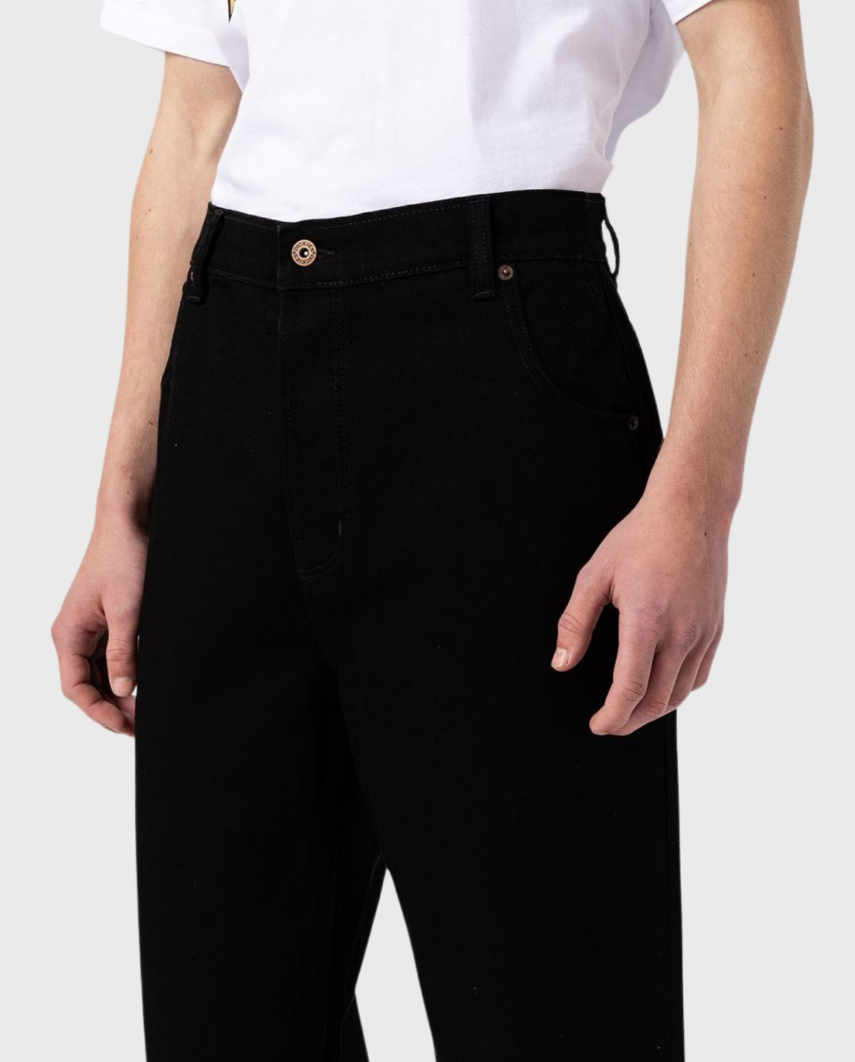 Zwarte denim jeans met knoop- en ritssluiting, riemlussen en voorzakken