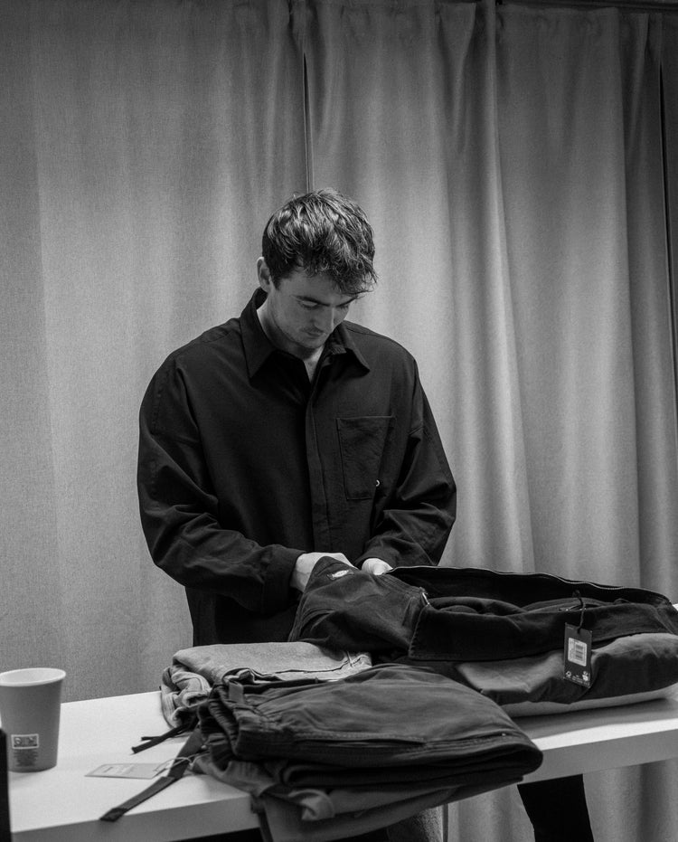 Tom dans la boutique Noble à Bree