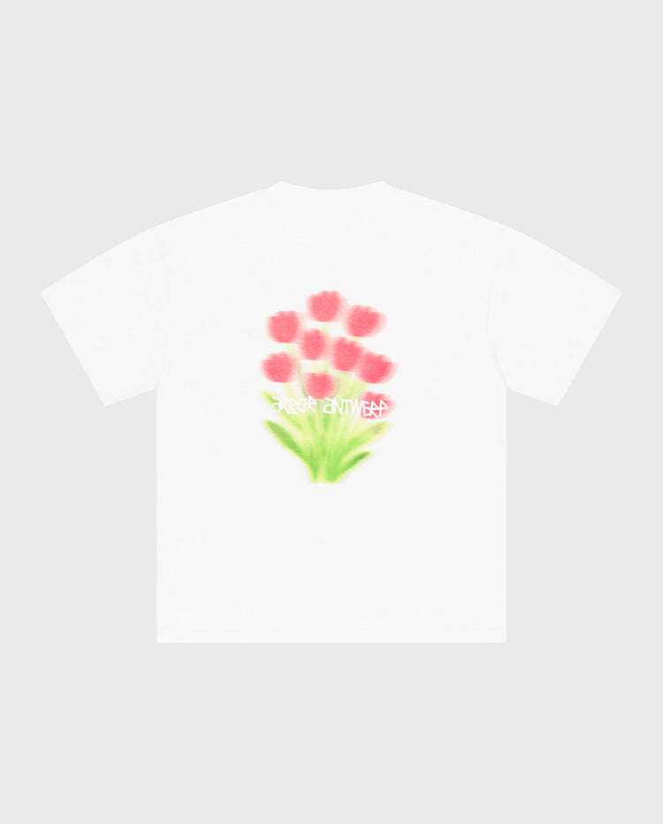 Wit t-shirt met tulpprint van roze bloemen en groene steel op de borst