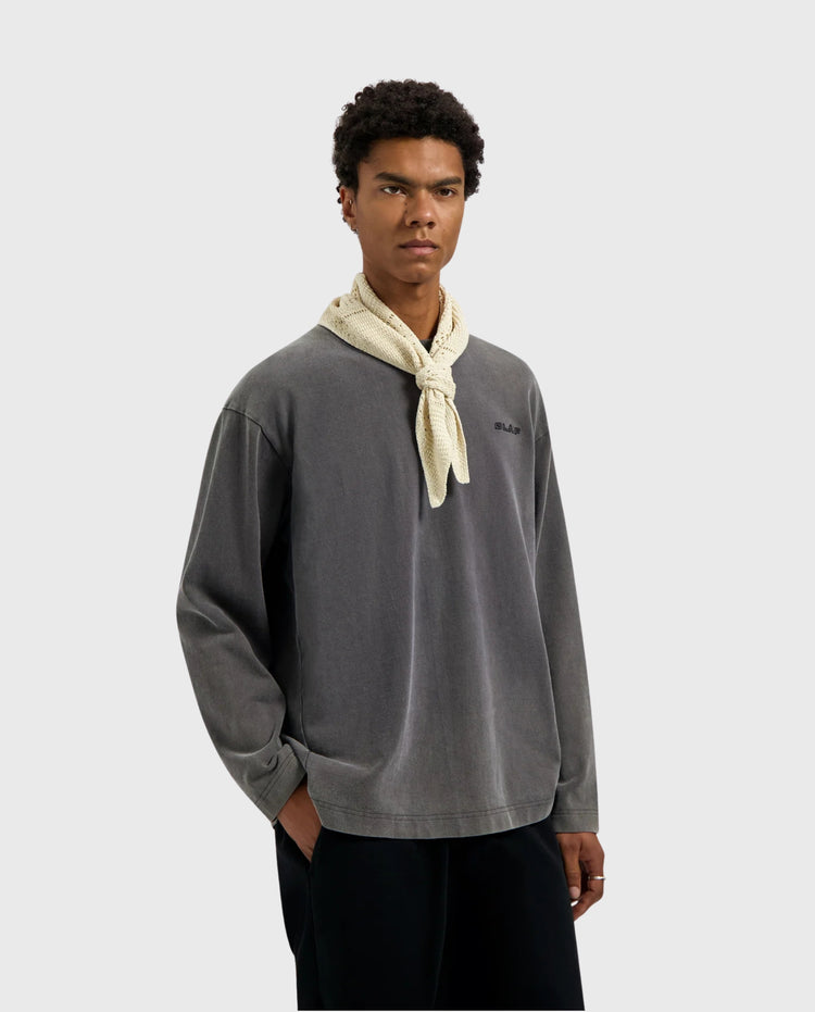 Gewassen langarmshirt koolgrijs met ronde hals, lange mouwen en kleine borstprint.