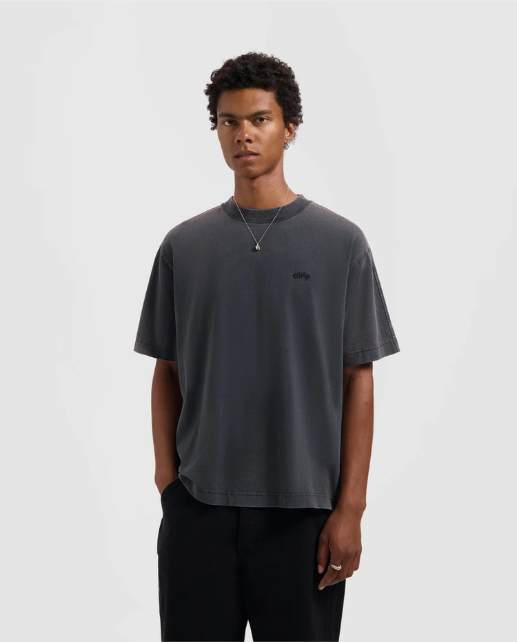 Gewassen charcoal T-shirt met ronde hals en korte mouwen, kleine borstprint