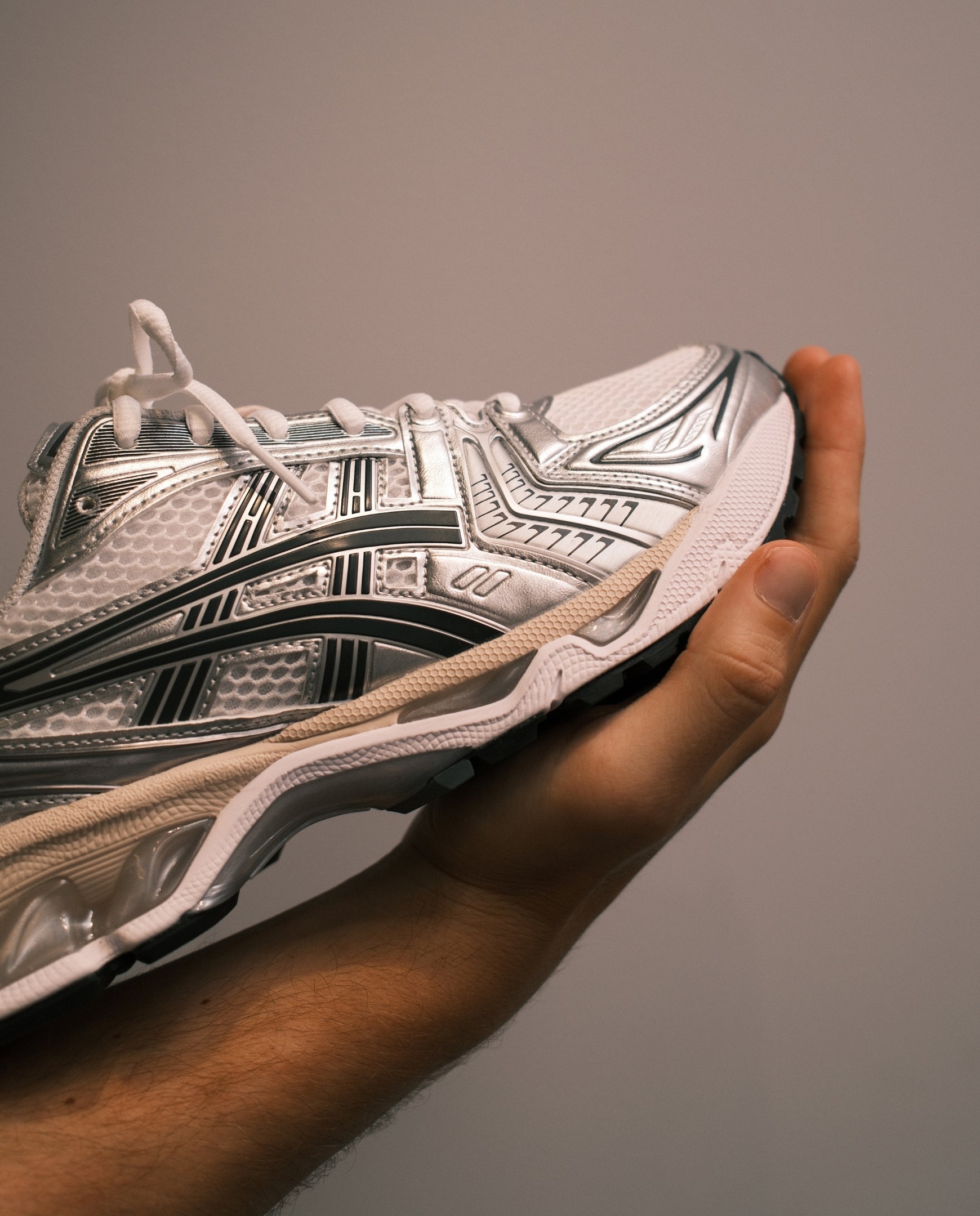 Asics hardloopschoen wit met grafietgrijze zijpanelen, veters en dikke zool
