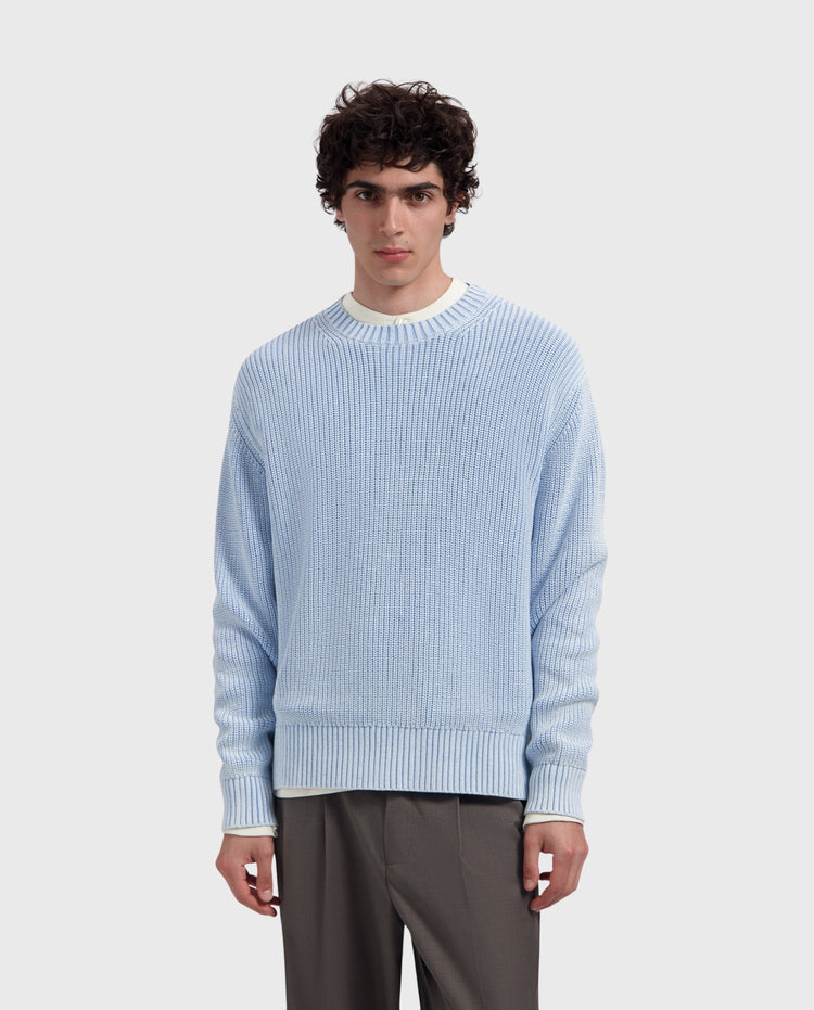 Gebreide lichtblauwe crewneck trui met lange mouwen en geribde halsboord en zoom