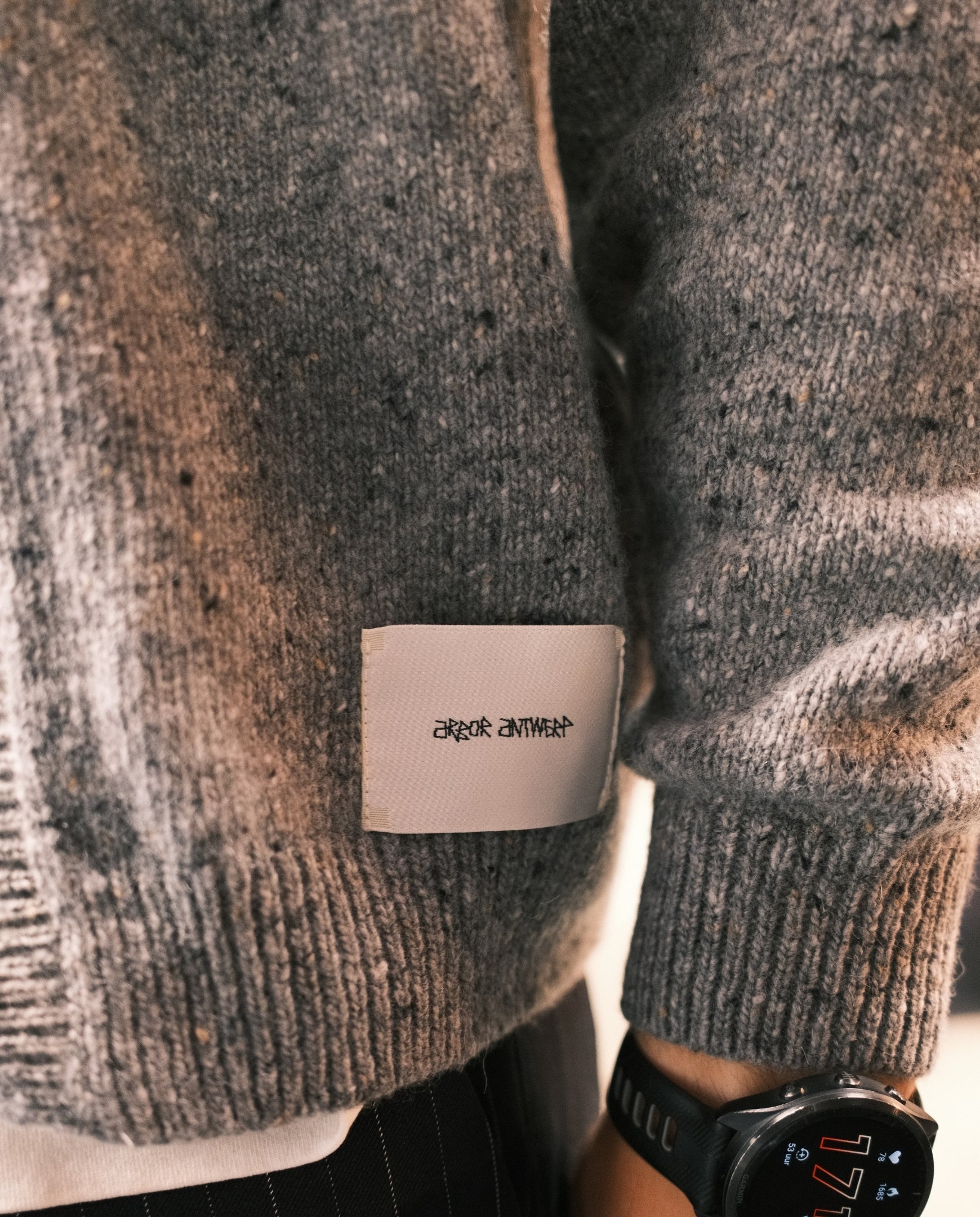 Gebreide cardiganzoom en mouwboord, donkergrijze knit, met label bij de zoom