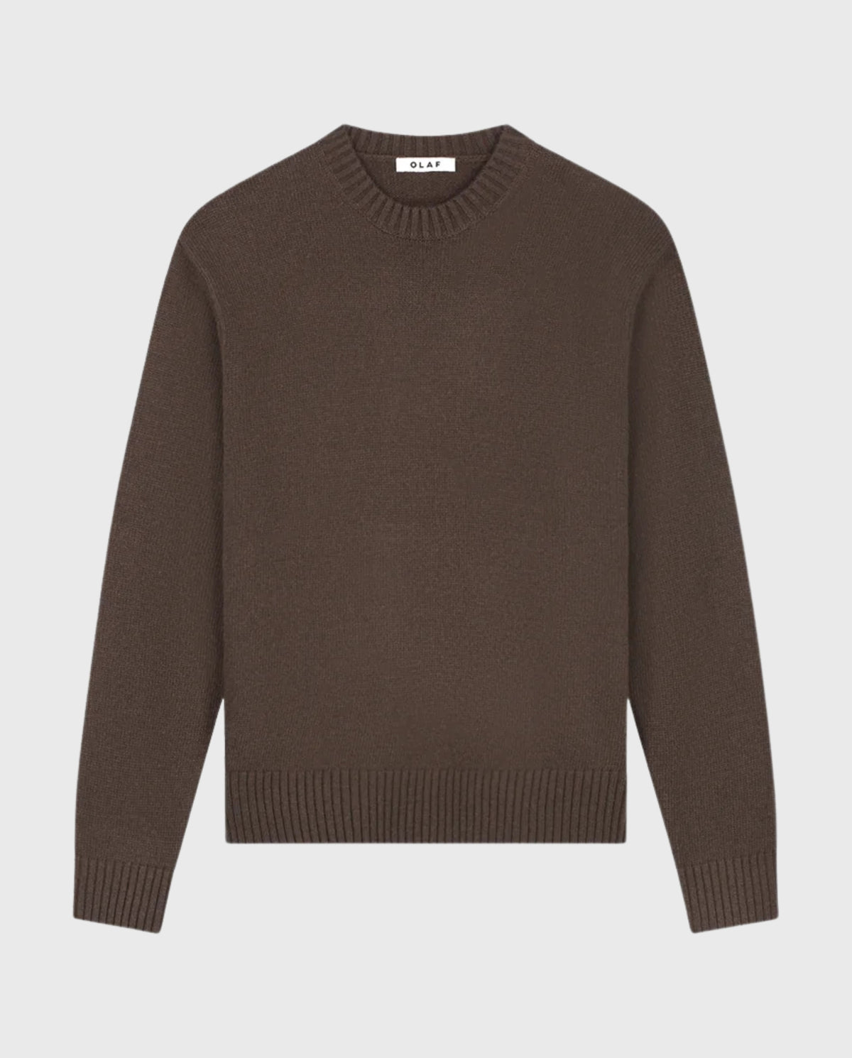 Gebreide crewneck trui donkerbruin, ronde hals met OLAF-label, geribde boorden.