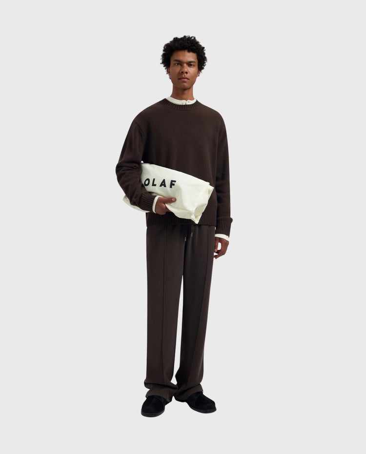 Gebreide crewneck trui donkerbruin met geribde hals en OLAF-logo, rechte pasvorm.