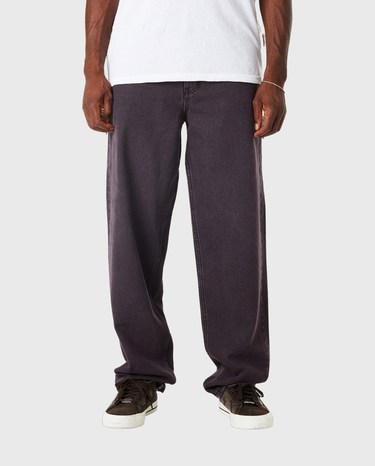 Donkerpaarse jeansbroek met rechte pijpen, knoopsluiting en riemlussen