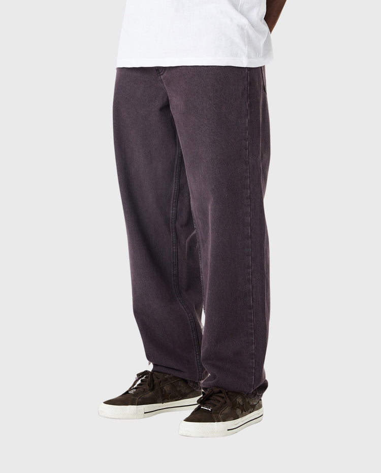 Donkerpaarse jeansbroek met achterzakken en taps toelopende pijpen