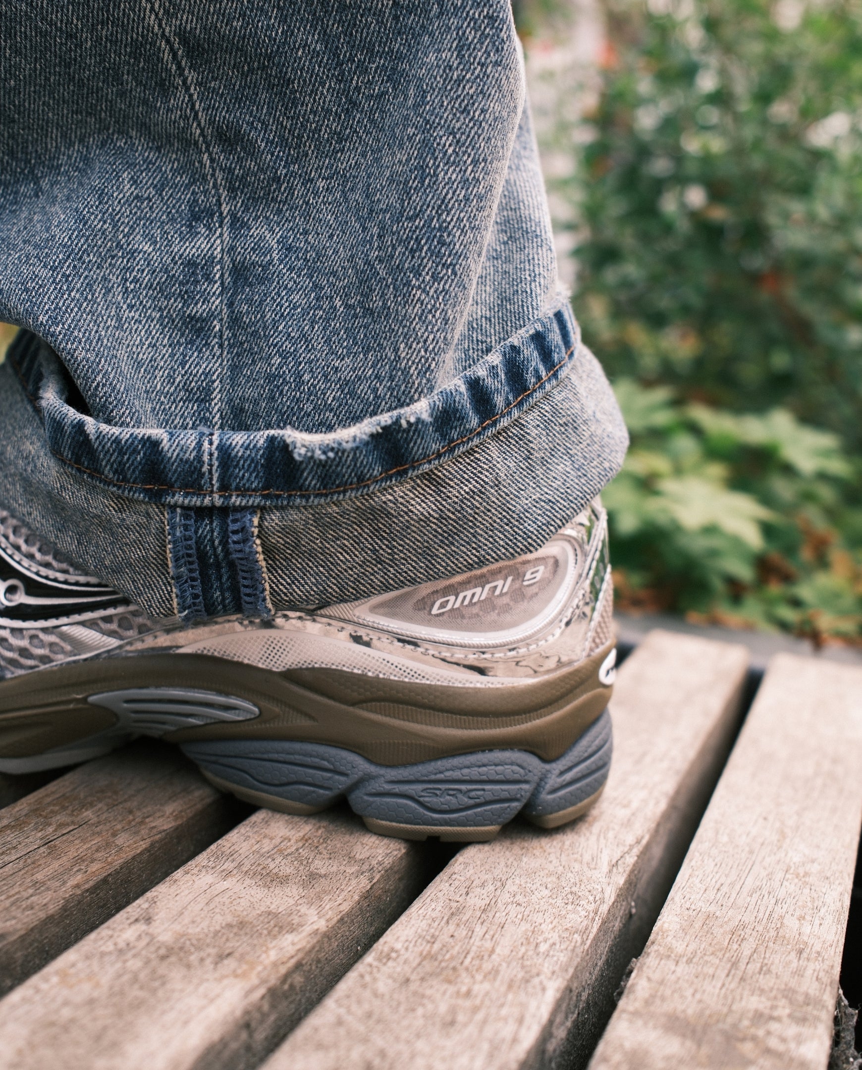 Saucony hardloopschoen lichtgrijs met zilveren accenten, veters en ProGrid-zool