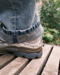 Saucony hardloopschoen lichtgrijs met zilveren accenten, veters en ProGrid-zool