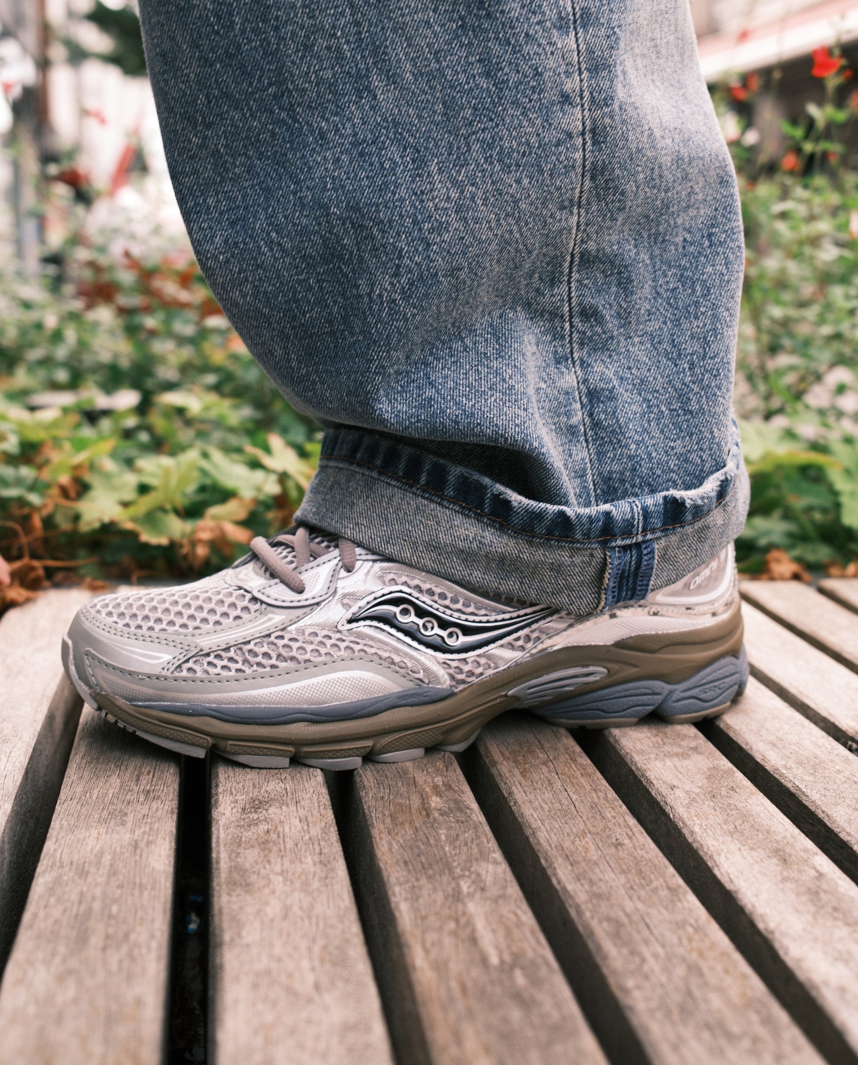 Saucony sneaker lichtgrijs met geperforeerd bovenwerk, veterfront en dikke zool