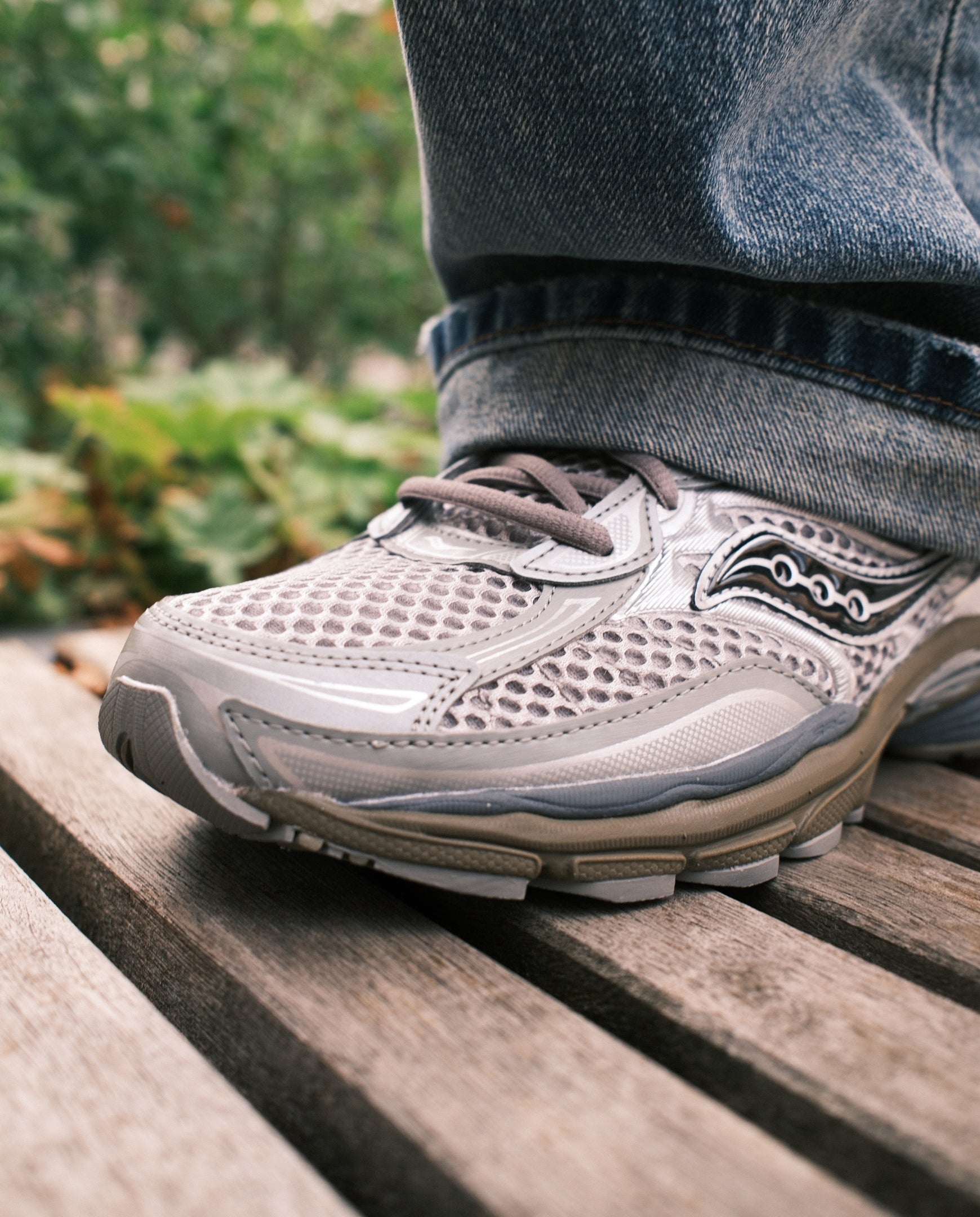 Saucony sneaker lichtgrijs met geperforeerde neus en zijlogo, dikke dempende zool