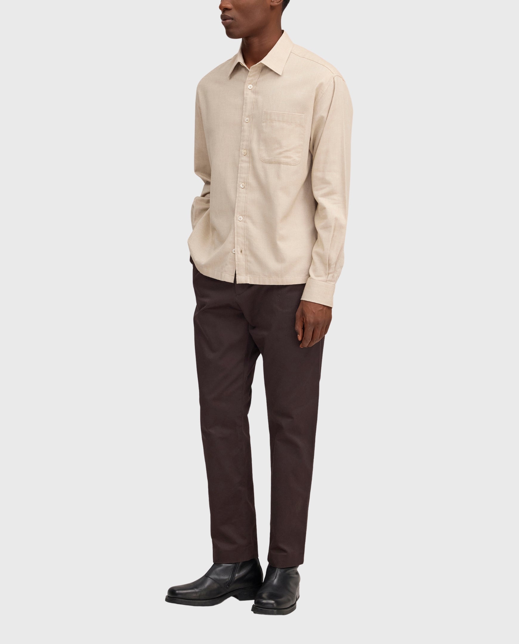 Heren overhemd met lange mouwen, beige/zandkleur, knoopsluiting en borstzak