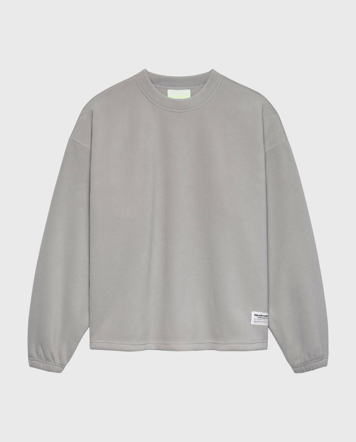 Steen-grijze fleece crewneck met klein label bij de zoom rechts