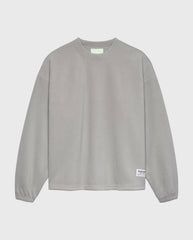 Steen-grijze fleece crewneck met klein label bij de zoom rechts