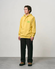 Zwarte broek met wijde pijpen, elastische taille en klein rood label op zak.