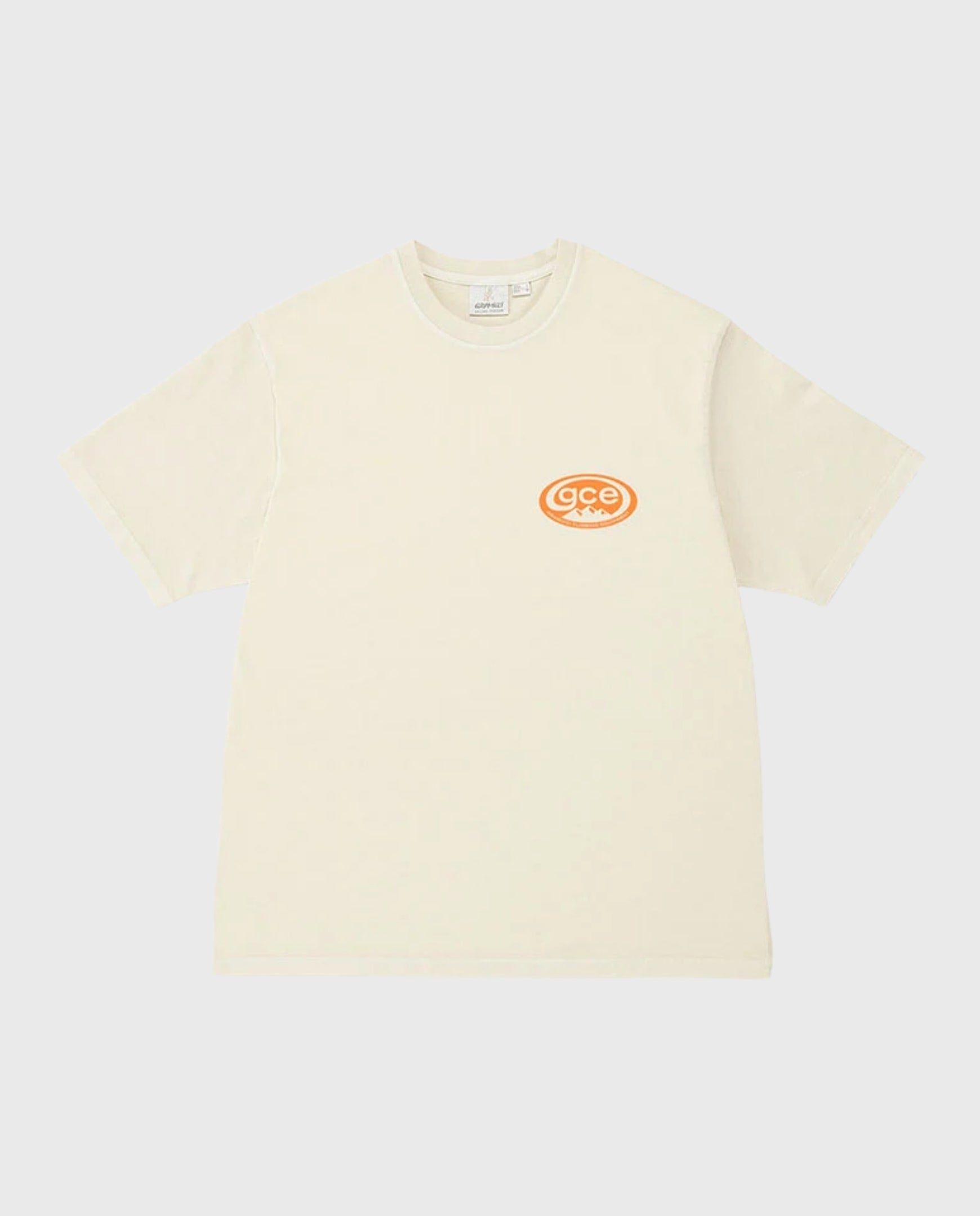 Beige pigmentgeverfde T-shirt met ronde hals en klein GCE-logo op borst