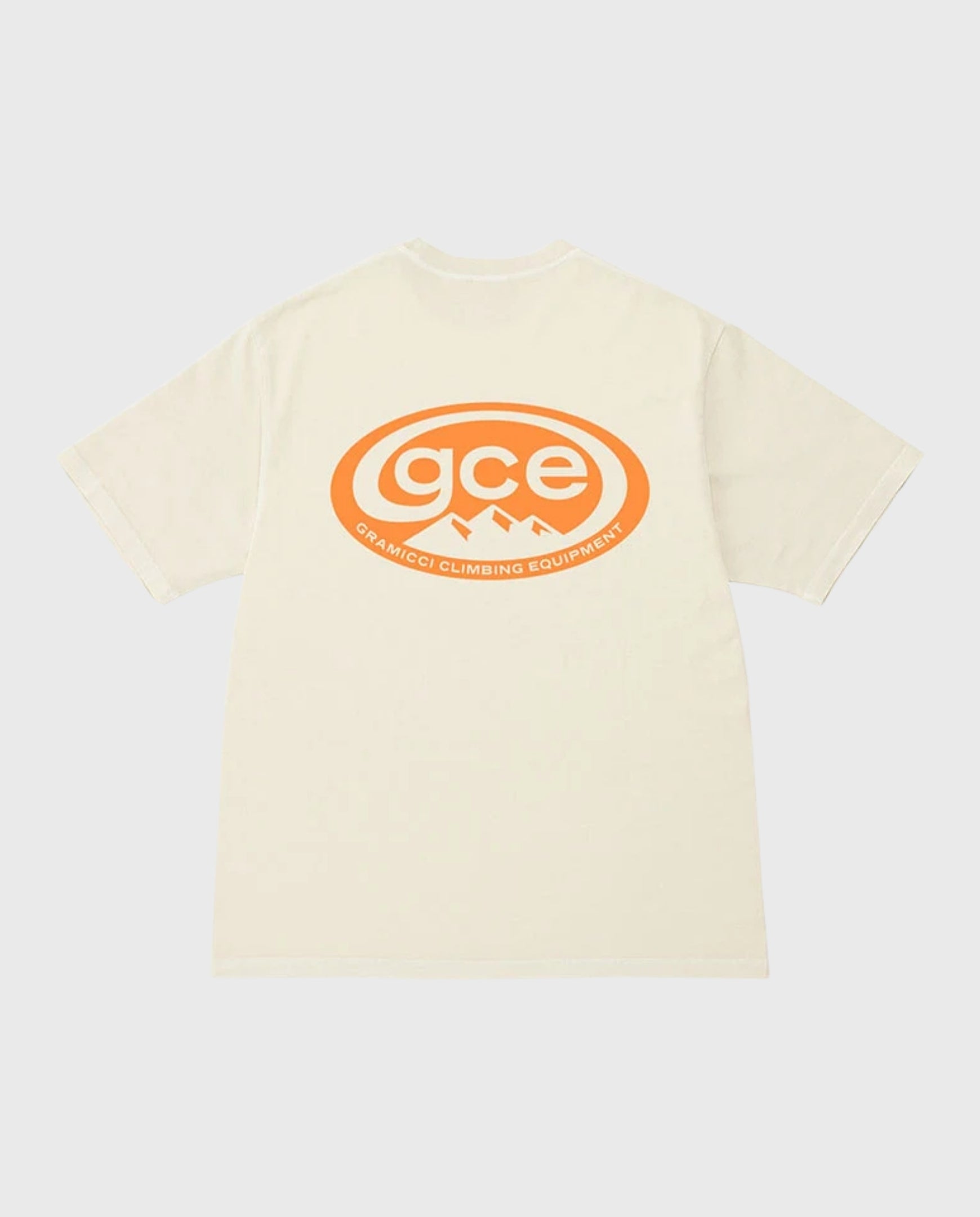 Beige pigmentgeverfde T-shirt met ronde hals en groot oranje GCE-logo op voorzijde