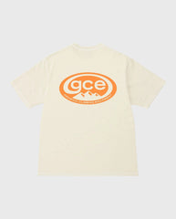 Beige pigmentgeverfde T-shirt met ronde hals en groot oranje GCE-logo op voorzijde