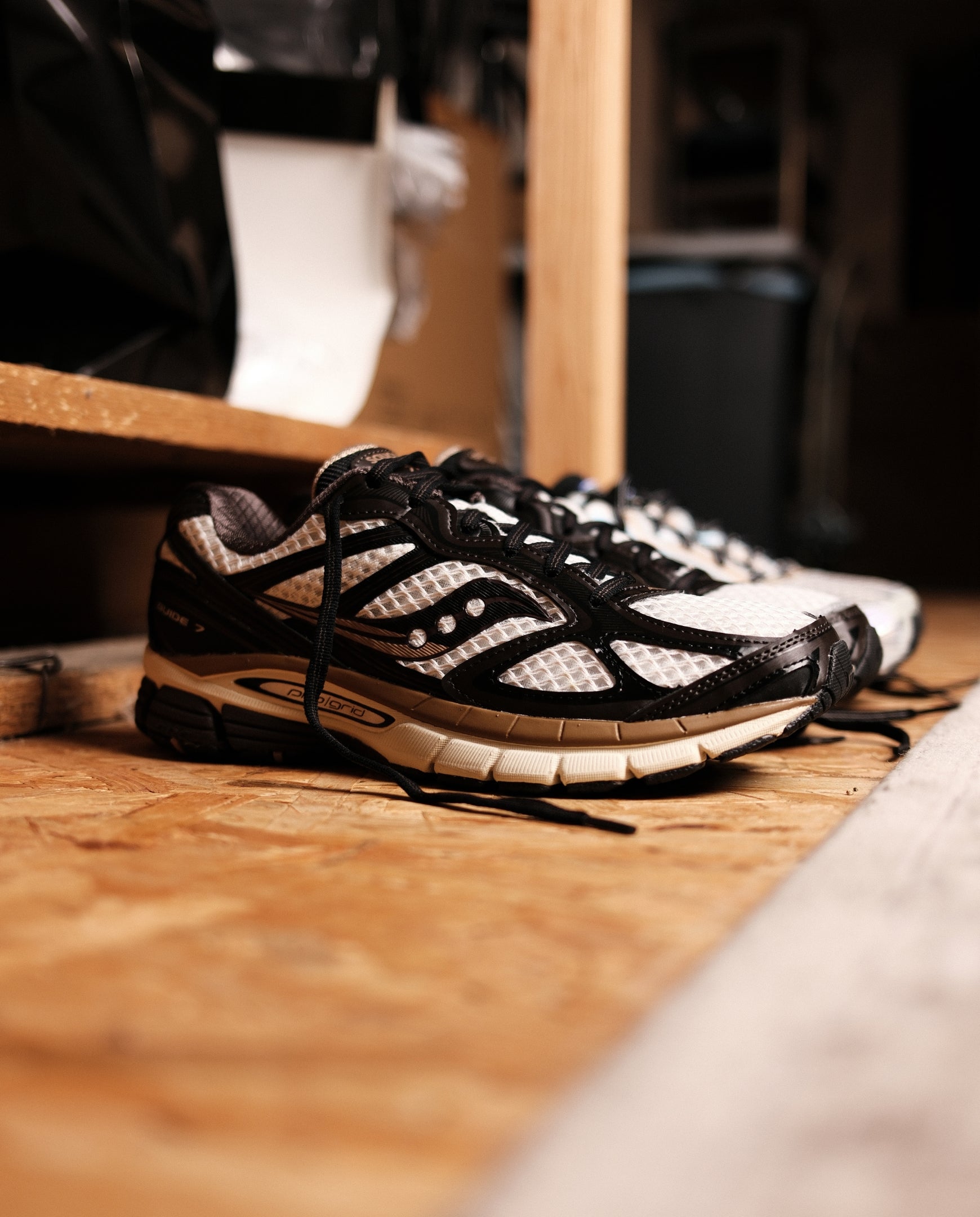 Saucony hardloopschoen Progrid Guide 7, zwart-wit met gele accenten, laag model