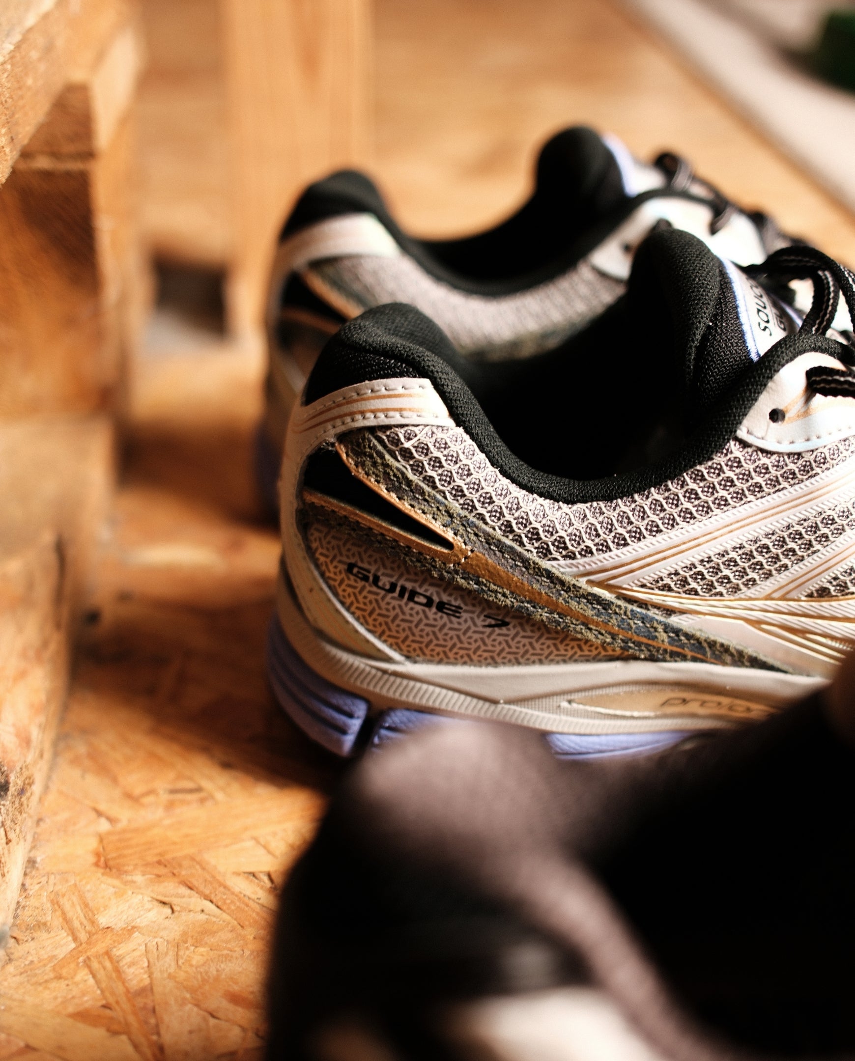 Zwarte Saucony Progrid sneakers met beige mesh en contrasterende bruine zool
