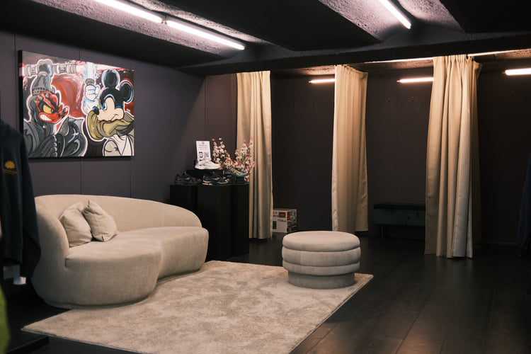 Le coin salon et les cabines d'essayage de la boutique Noble à Bree