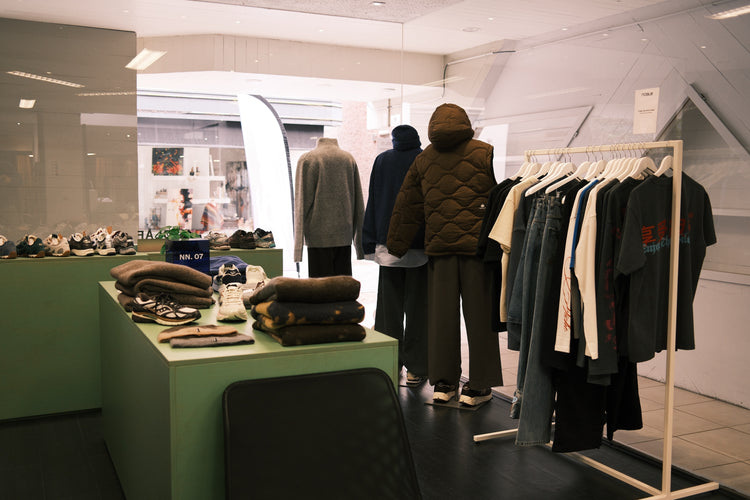 Mannequins et portants de vêtements dans la boutique Noble à Bree