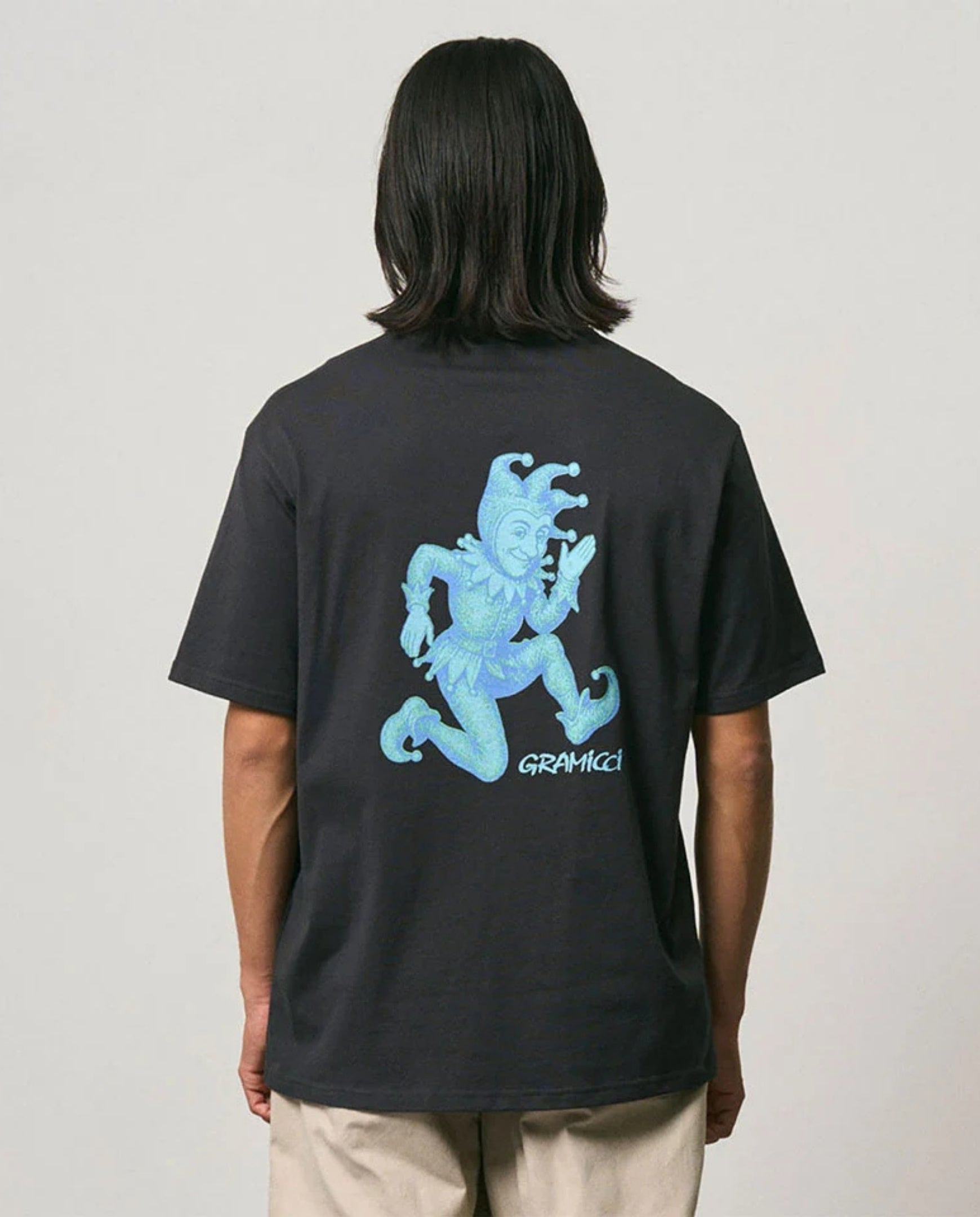 Zwarte T-shirt met grote blauwe figuurprint op de rug