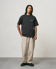 Zwarte T-shirt met blauwe logo/print op de borst