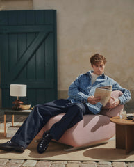 Donkere denim spijkerbroek met wijde pijpen, zichtbaar bij zittende pose