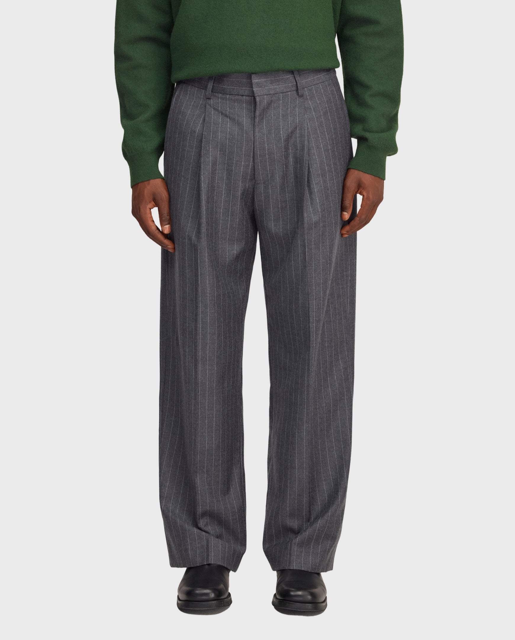 Kay grijs gestreepte pantalon met plooien en knoopsluiting