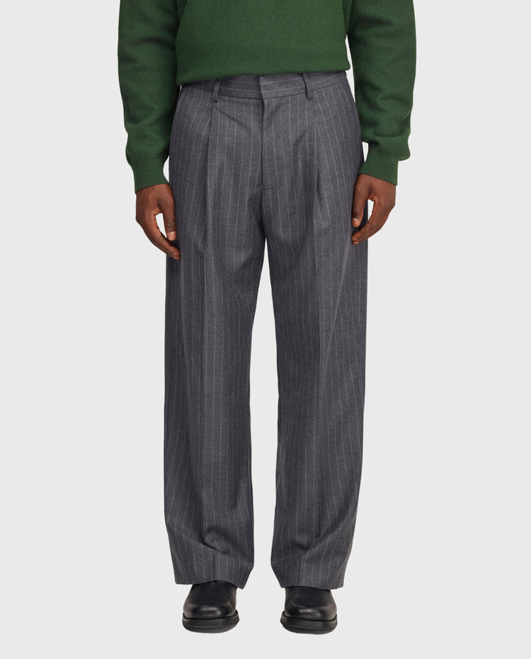 Kay grijs gestreepte pantalon met plooien en knoopsluiting