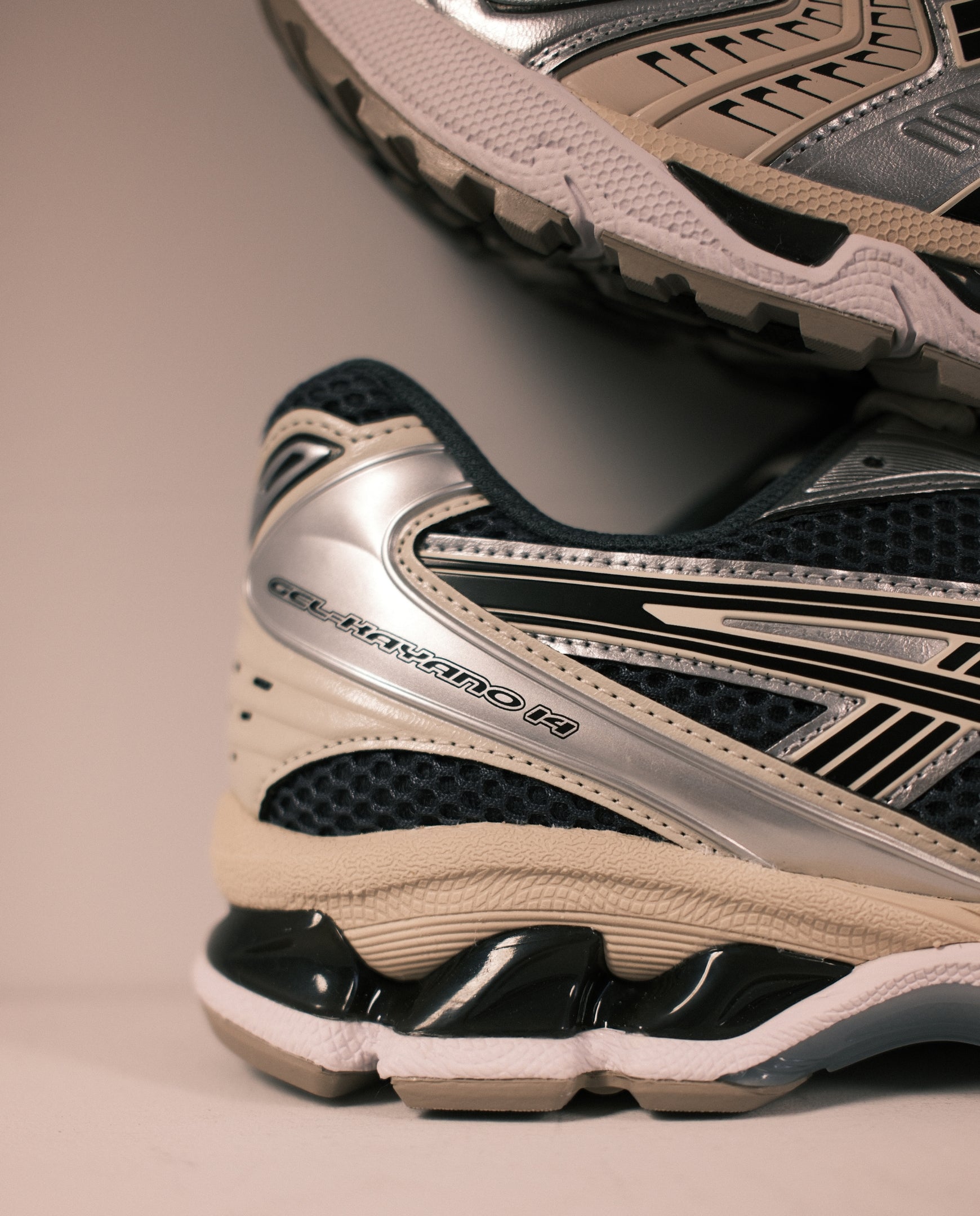 Asics Gel-Kayano 14 hardloopschoen, zijkant close-up in grijs met zwarte accenten