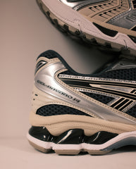 Asics Gel-Kayano 14 hardloopschoen, zijkant close-up in grijs met zwarte accenten
