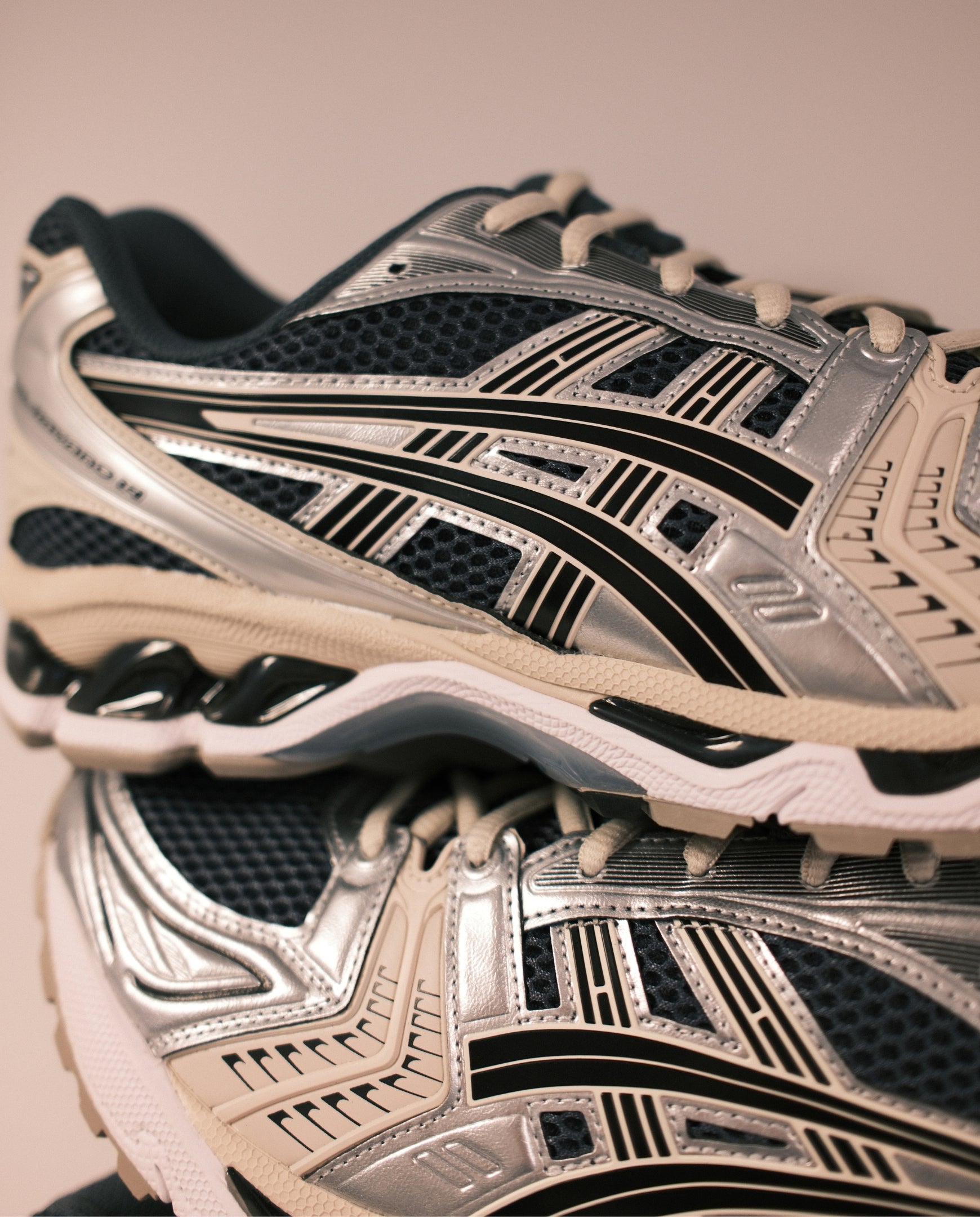 Asics Gel-Kayano 14 sneaker met mesh-bovenwerk en zwarte strepen, zijaanzicht