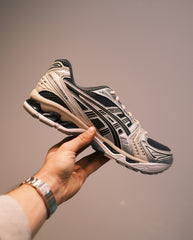 Asics Gel-Kayano 14 hardloopschoen in grijs en zwart, vooraanzicht vastgehouden