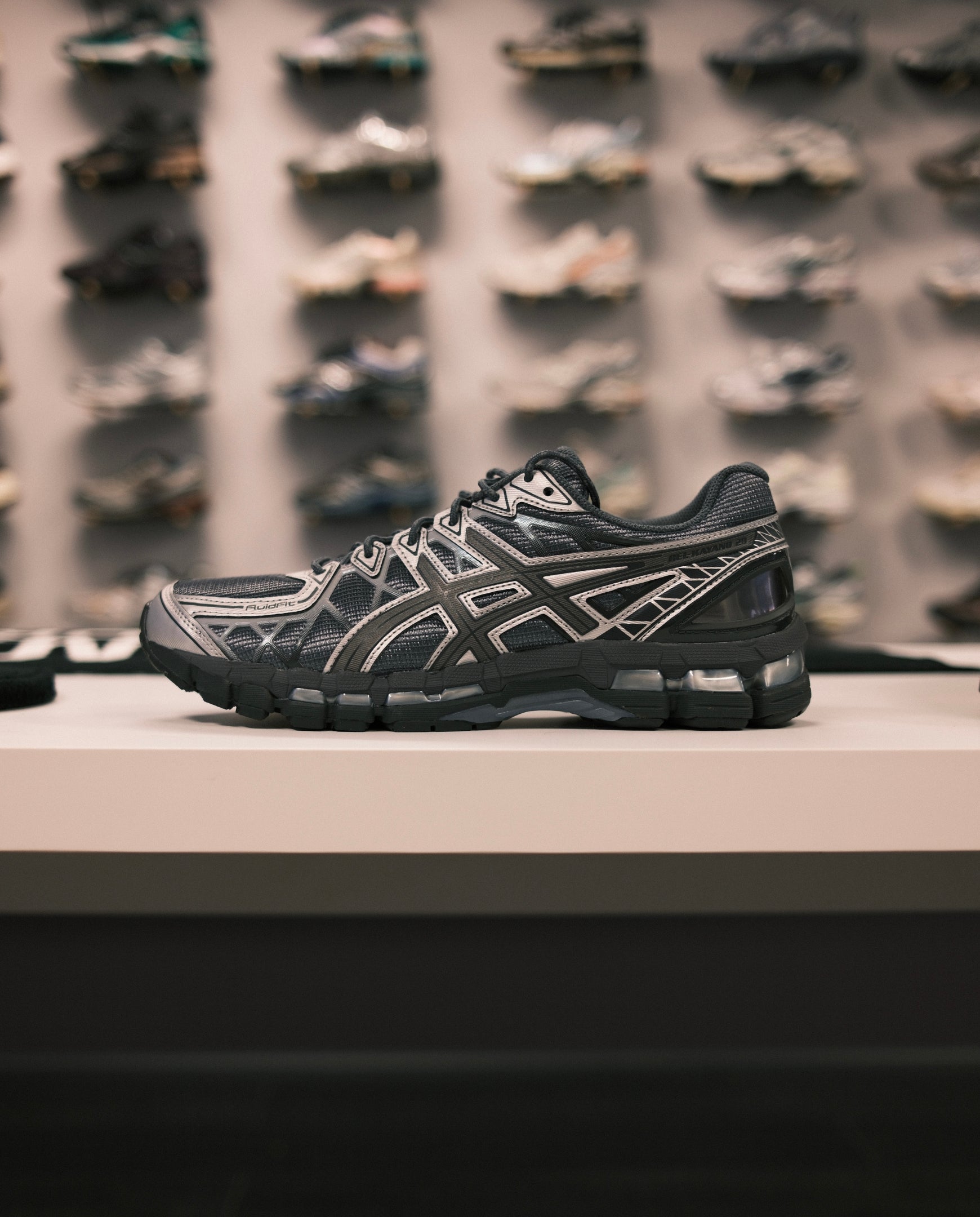 Asics Gel-Kayano 20 hardloopschoen grijs met Asics-zijlogo, veters en grove profielzool