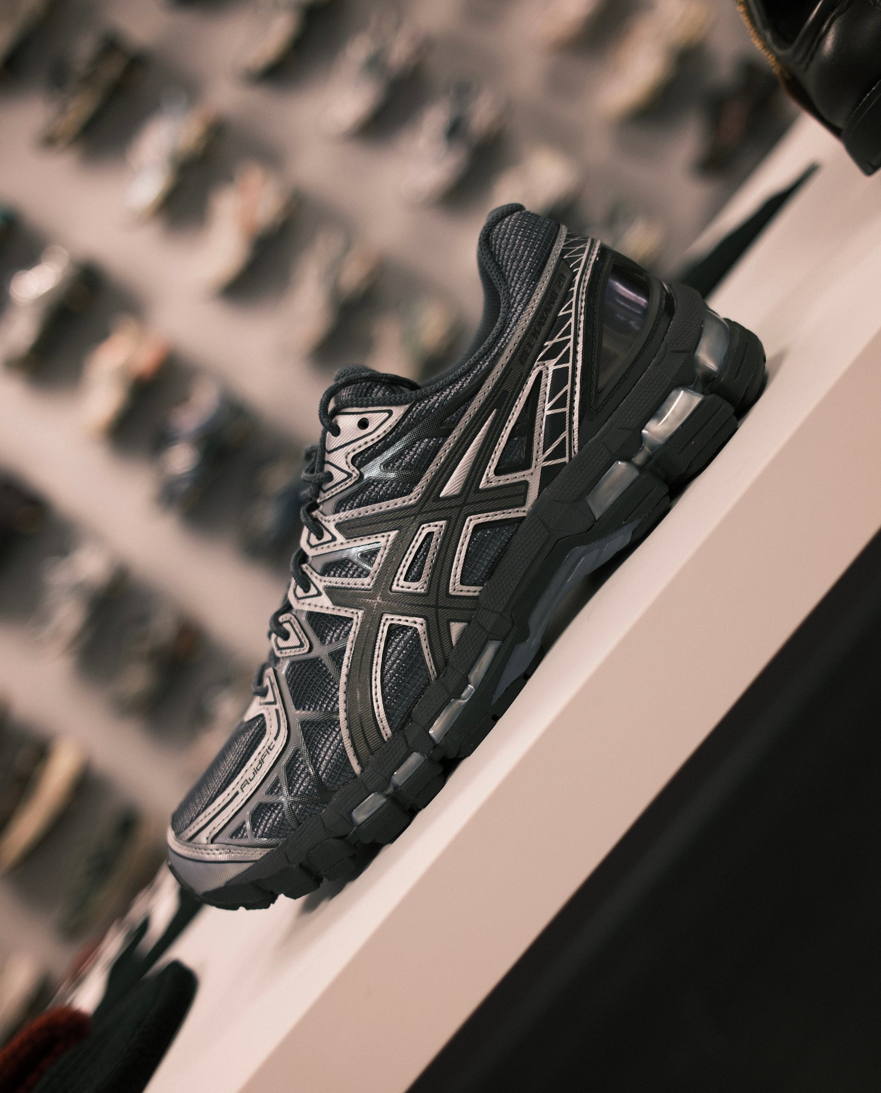 Asics Gel-Kayano 20 hardloopschoen grijs met zwarte veters en patroonpanelen