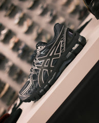 Asics Gel-Kayano 20 hardloopschoen grijs met zwarte veters en patroonpanelen