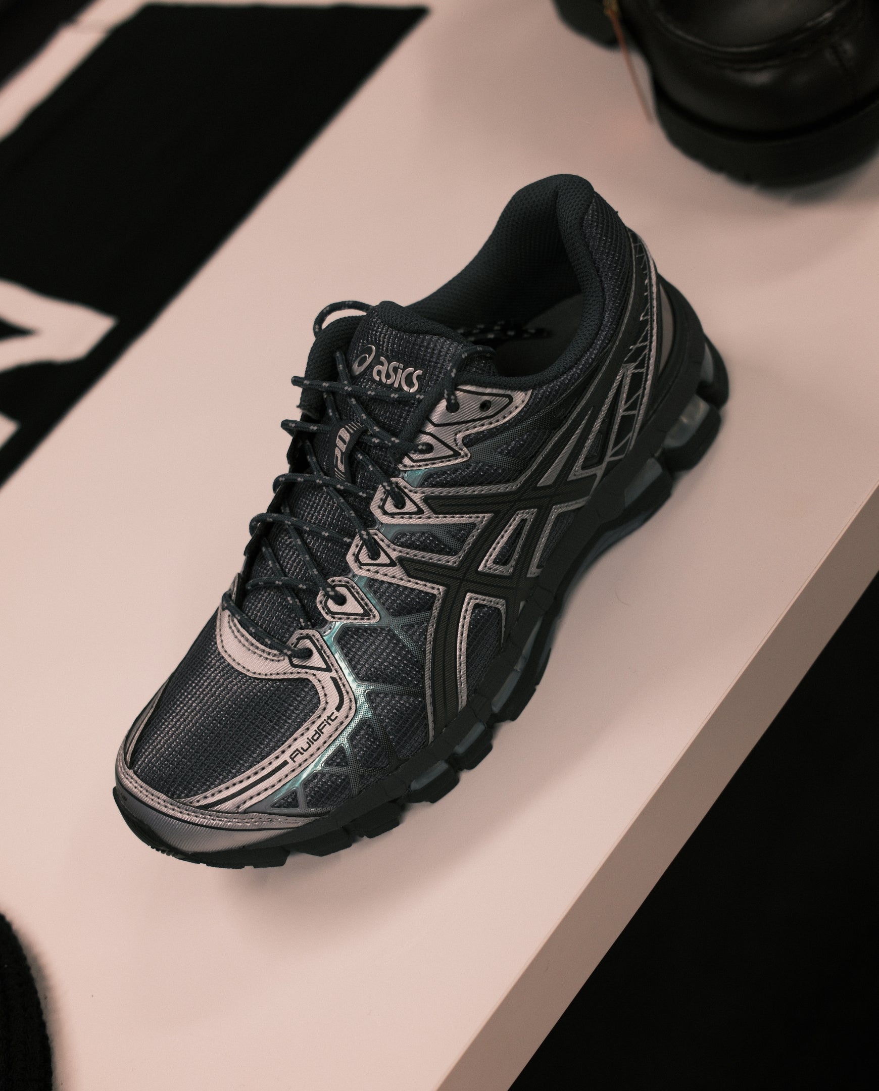 Asics Gel-Kayano 20 hardloopschoen zwart-grijs met zilverkleurige accenten en veters
