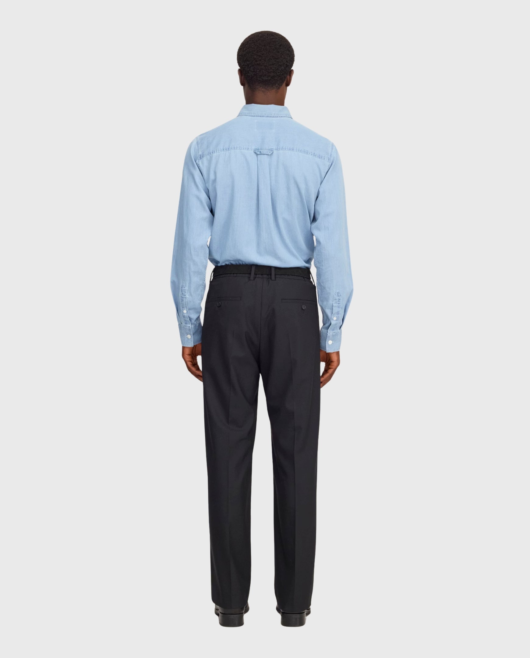 Zwarte pantalonbroek met achterpas en rechte pijpen
