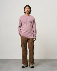 Lila lange mouw T-shirt met ronde hals en borstlogo, model draagt