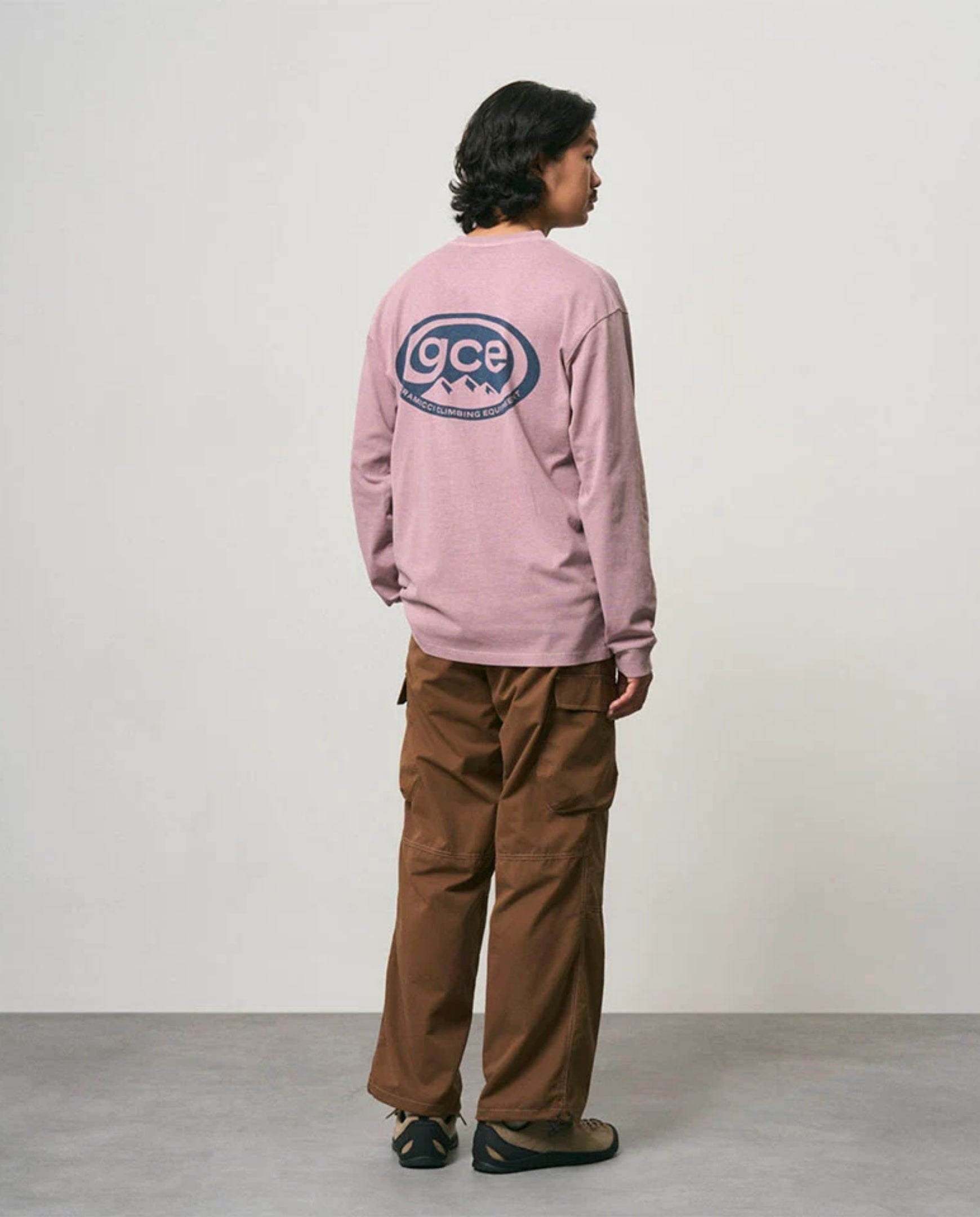 Lila lange mouw T-shirt met grote achterprint; model in zijaanzicht