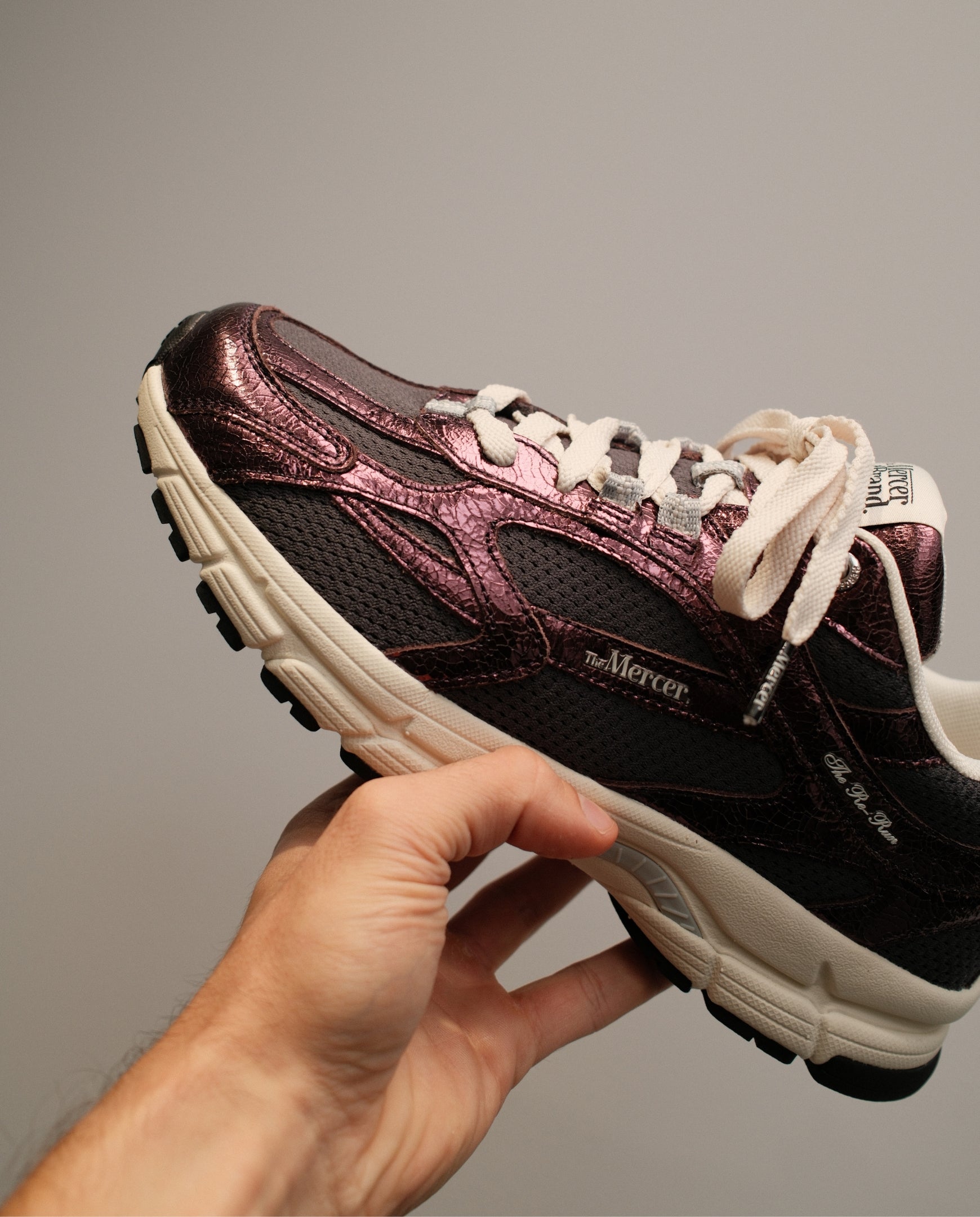 Donkerrode sneaker met witte veters, gebarsten metallic look en dikke crèmezool
